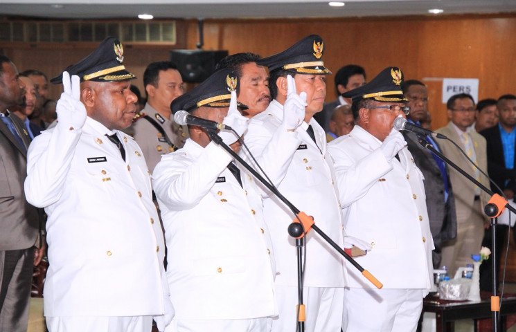 Bupati Tolikara dan Yapen Dilantik
